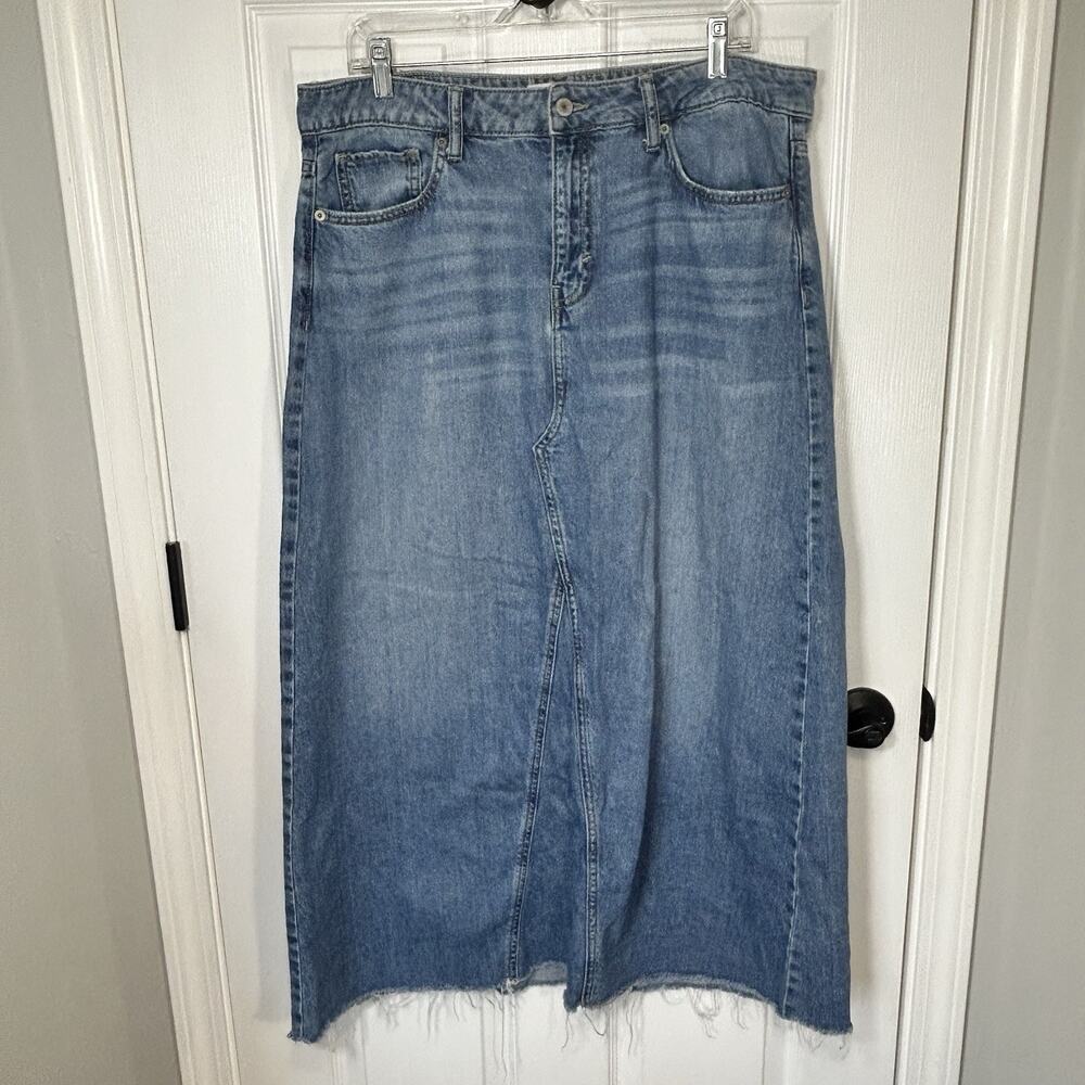 Lucky Brand Denim Maxi Skirt Size 14/32 Medium Wash Frayed Raw Hem Boho - Picture 2 of 11